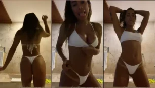 Anitta dançando de biquíni no banheiro