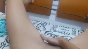 Mulher fazendo barulhos excitantes durante autossatisfação