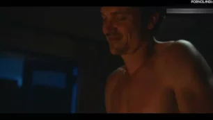 Lily-Rose Depp aparece sem roupa em uma seleção de todas as suas cenas sem roupa