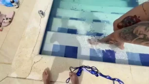 Delícia se divertindo na piscina e levando tudo pra dentro