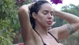 Tamires Assis em A Fazenda 17, se refrescando de biquíni no banho