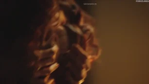 Deborah Evelyn pelada se jogando na cama em uma cena de Dona Beja