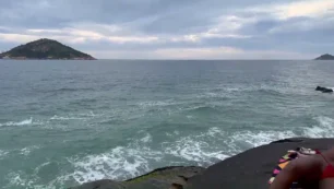 Morena sensual Lary Vip se divertindo com dois gatos