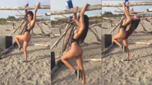 Elena Berlato fazendo um ensaio ousado na praia, se jogando e se mostrando!