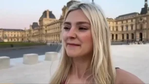 Eva Elfie dando uma rebolada irresistível em Paris