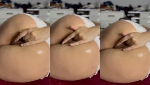 Julia Garcia provocando sem calcinha e se divertindo sozinha com os dedinhos na pepeca