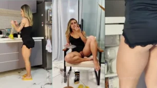 Larissa Sumpani fazendo a limpeza da louça com um toque todo sedutor