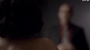 Rafaela Mandelli se despindo e exibindo as teta em cena