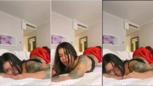 Jenn Muriel, uma ninfeta tatuada cheia de charme, relaxa despreocupada na cama
